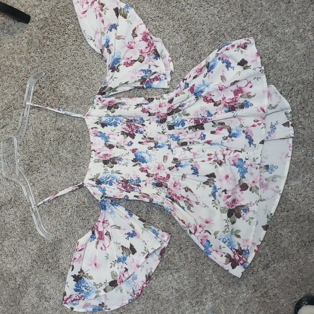 Gimmicks by BKE Buckle Floral Smocked Top - Picture 5 of 10